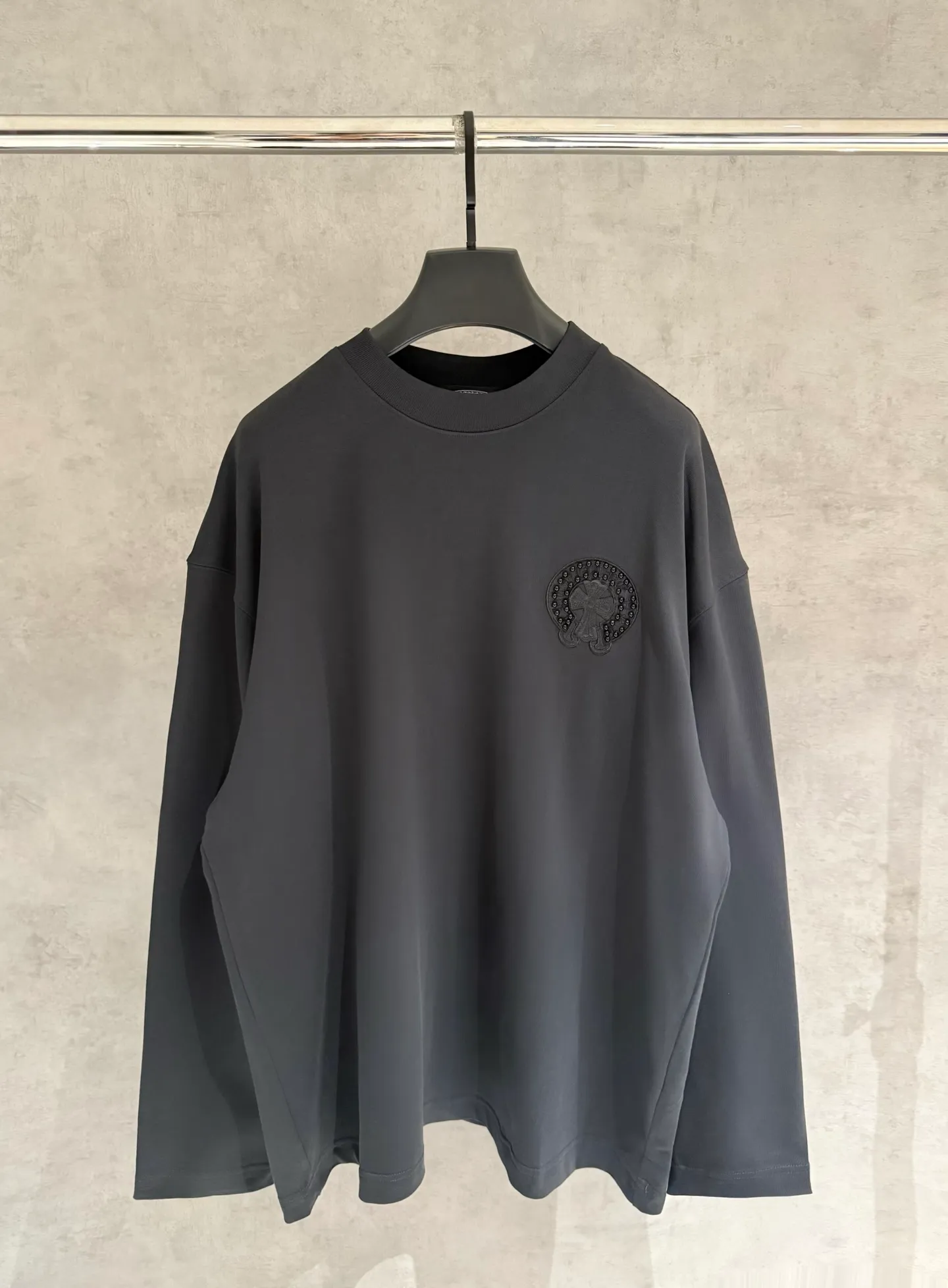 🅿️350 [Strict quality control] CH Croixin's new long-sleeved sweatshirt T-shirt. Heavy 420g double yarn fabric. Beaded and embroidered on the front. Wash the whole garment twice. Frayed and torn on all four sides. Heavy fabric. The neckline is made of icy Salona. Loose fit. Deep, wide and stylish. No deformation or shrinkage. Color: 3 colors, black, white and gray. Size: M-2xl